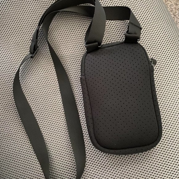 Cell phone purses, Two (2)  One is black, the other is Pink - Picture 2 of 4